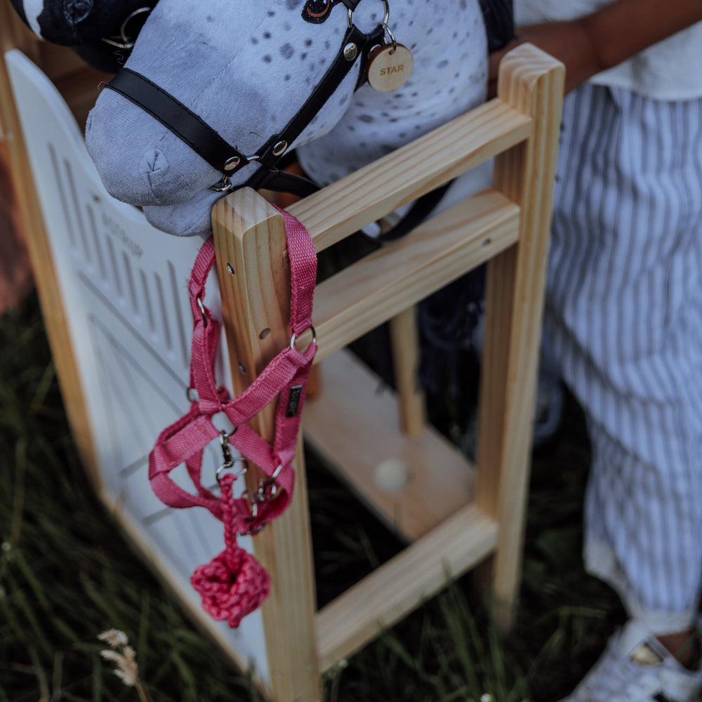 Pferdebox aus Sperrholz für zwei Steckenpferde aus der Spielzeug & Spiele Kollektion im Hobby Horsing Bereich, in natürlichem Design.