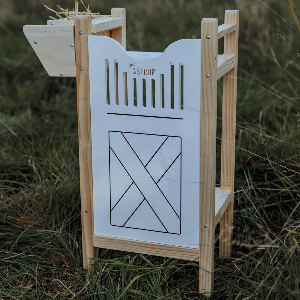 Pferdebox aus Sperrholz für 2 Steckenpferde in der Themenwelt Hobby Horsing, ideal für Spielzeug & Spiele und Kinderbewegung.