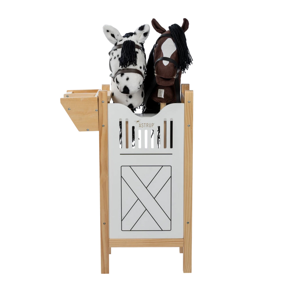 Pferdebox aus Sperrholz mit zwei Steckenpferden, ideal für Hobby Horsing aus der Themenwelt Spielzeug & Spiele Kinder.
