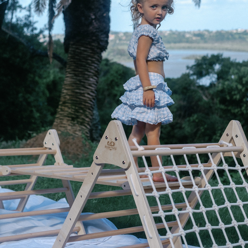 Kind klettert auf großem Pikler Dreieck aus Buchen- und Birkenholz, ideal für Spiel & Bewegung Kinder, Sammlung Spielzeug & Spiele Neu Pikler Montessori