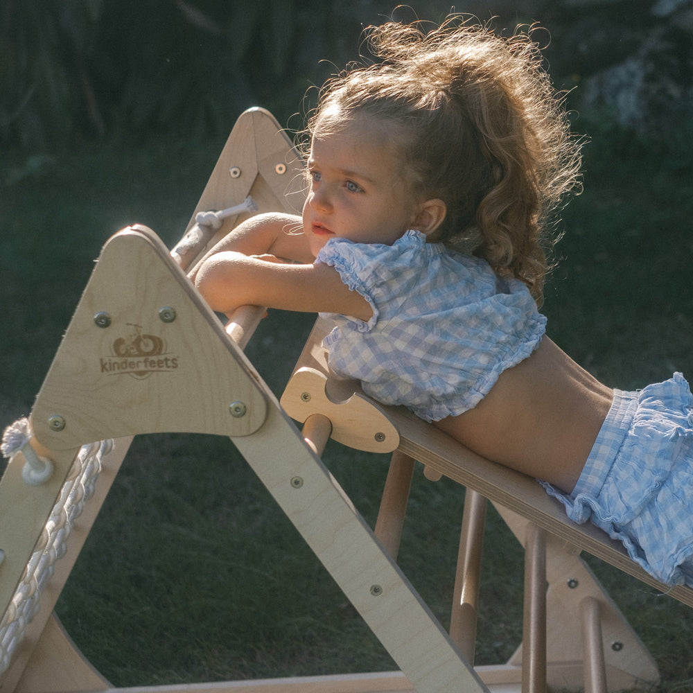 Kind spielt auf großem Pikler Dreieck aus Buche und Birke, fördert Bewegung und Entdeckung in Spiel & Bewegung Kinder Sammlung.
