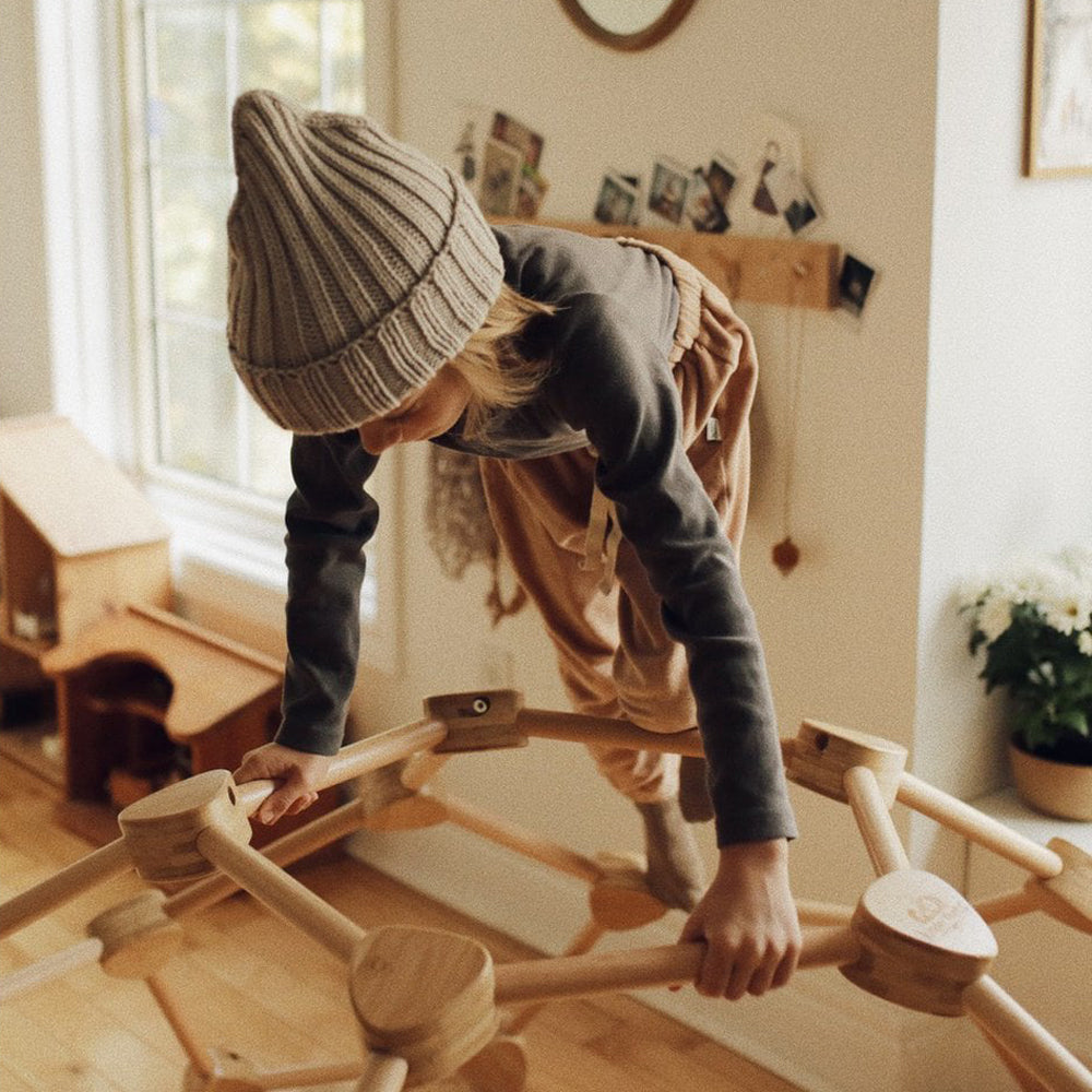 Kind klettert auf nachhaltiger Pikler Kletterkuppel aus Buchenholz und Bambus, ideal für Spiel & Bewegung Kinder, Neu, Montessori.