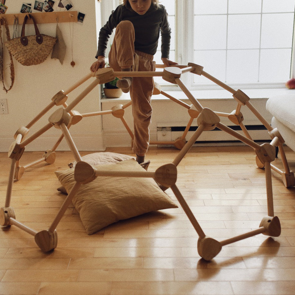 Kind klettert auf Pikler Kletterkuppel aus Buchenholz und Bambus, Förderung von Spiel & Bewegung Kinder, Neu, Pikler & Montessori Bereich.