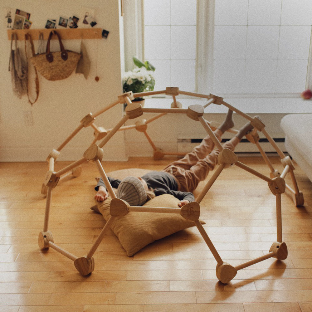 Pikler Kletterkuppel aus Buchenholz und Bambus fördert spielerisch Bewegung, Kraft und Kreativität bei Kindern von 2 bis 12 Jahren.