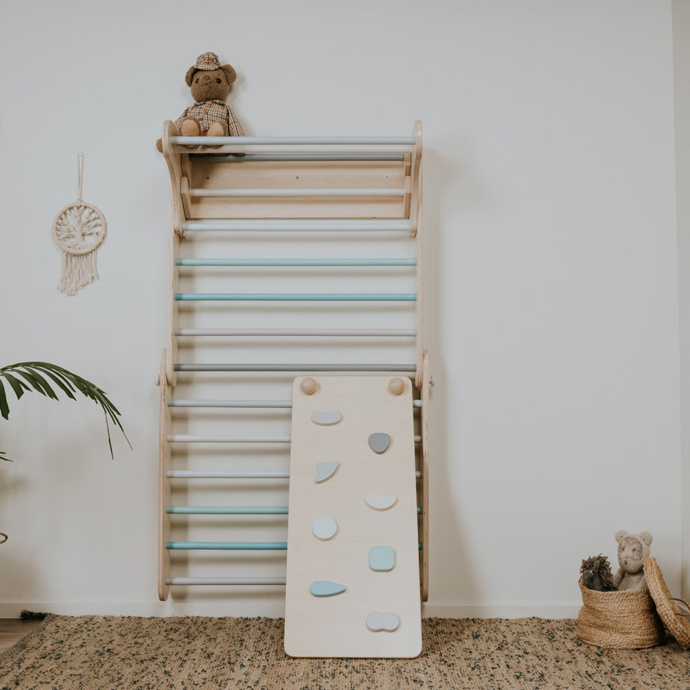 Kinderkletterdreieck mit 2in1 Rampe in Pastellfarben aus Birkensperrholz für spielerische Bewegung und Motorikförderung im Kinderzimmer.