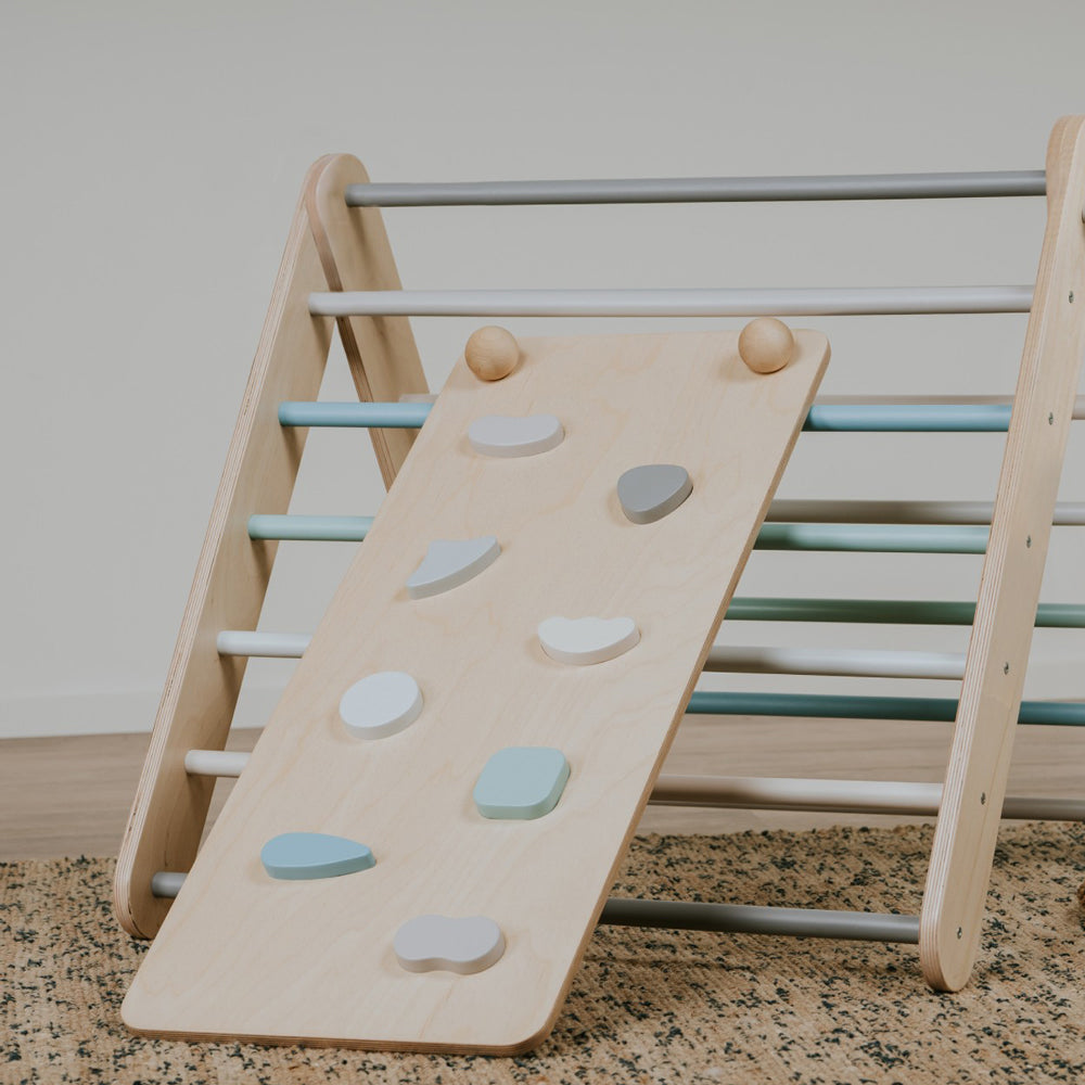 Kinderkletterdreieck aus Holz mit pastellfarbener 2in1 Rampe und Rutsche, fördert Balance und Motorik spielerisch im Kinderzimmer.