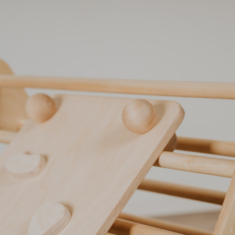 Natürliche 2in1 Rampe und Rutsche aus Birkenholz mit Griffen, passend für Kletterdreieck oder Sprossenwand, fördert kindliche Bewegung und Spaß.