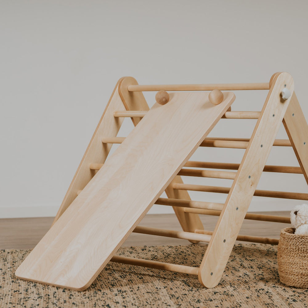 Natürliche Holzrampe und Rutsche als Erweiterung für 2in1 Kletterdreieck oder Sprossenwand, fördert Bewegung und spielerisches Lernen.