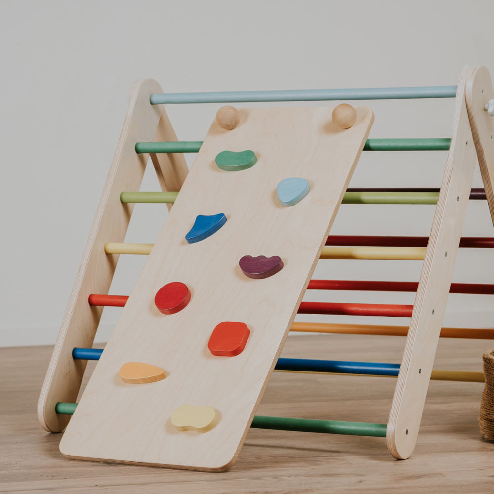Holz-Kletterdreieck mit bunter 2in1 Rampe und Rutsche, fördert Gleichgewicht, Motorik und spielerisches Lernen im Kinderzimmer.