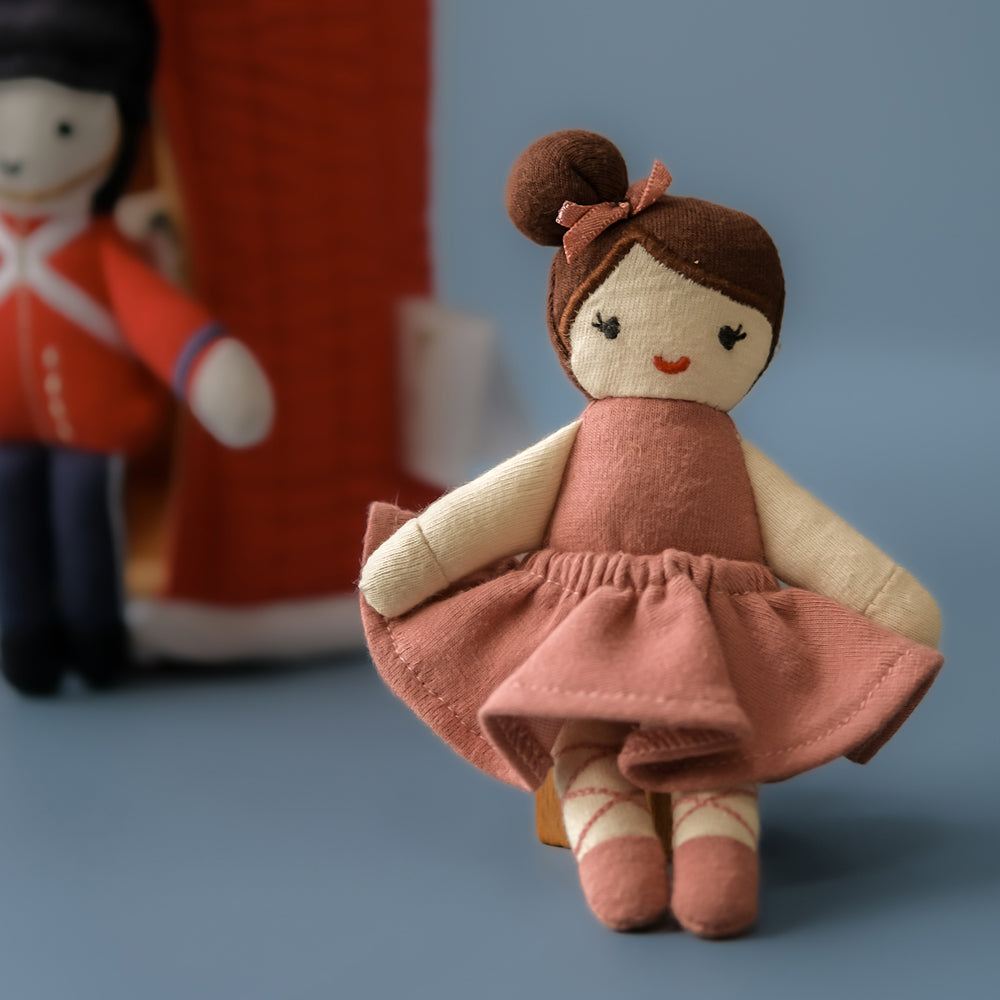 Handgefertigte Spielpuppe Pocket Friend 14 cm aus 100% Bio-Baumwolle, ideal für Spielzeug & Spiele und Kinderzimmer Accessoires.