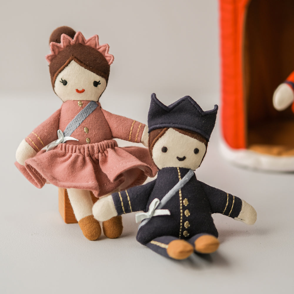 Zwei handgefertigte aus Bio-Baumwolle Spielpuppen 14 cm aus der Kollektion Spielzeug & Spiele für Kinderzimmerdeko und Accessoires Neu.