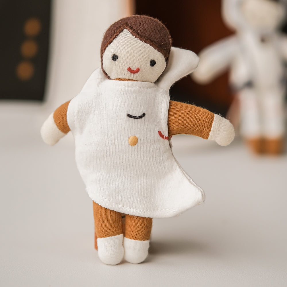 Spielpuppe Pocket Friend aus 100 % Bio-Baumwolle, 14 cm groß, geeignet für Kinder ab 0 Jahren, aus der Kollektion Spielzeug & Spiele.