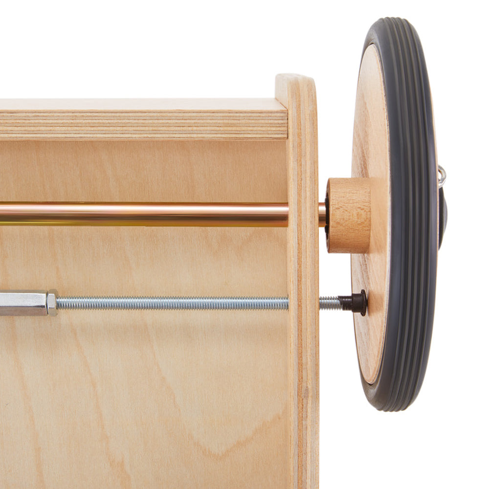 Detailaufnahme des Bremssystems am Holz-Lauflernwagen aus der Kollektion Spielzeug & Spiele für Kinder.