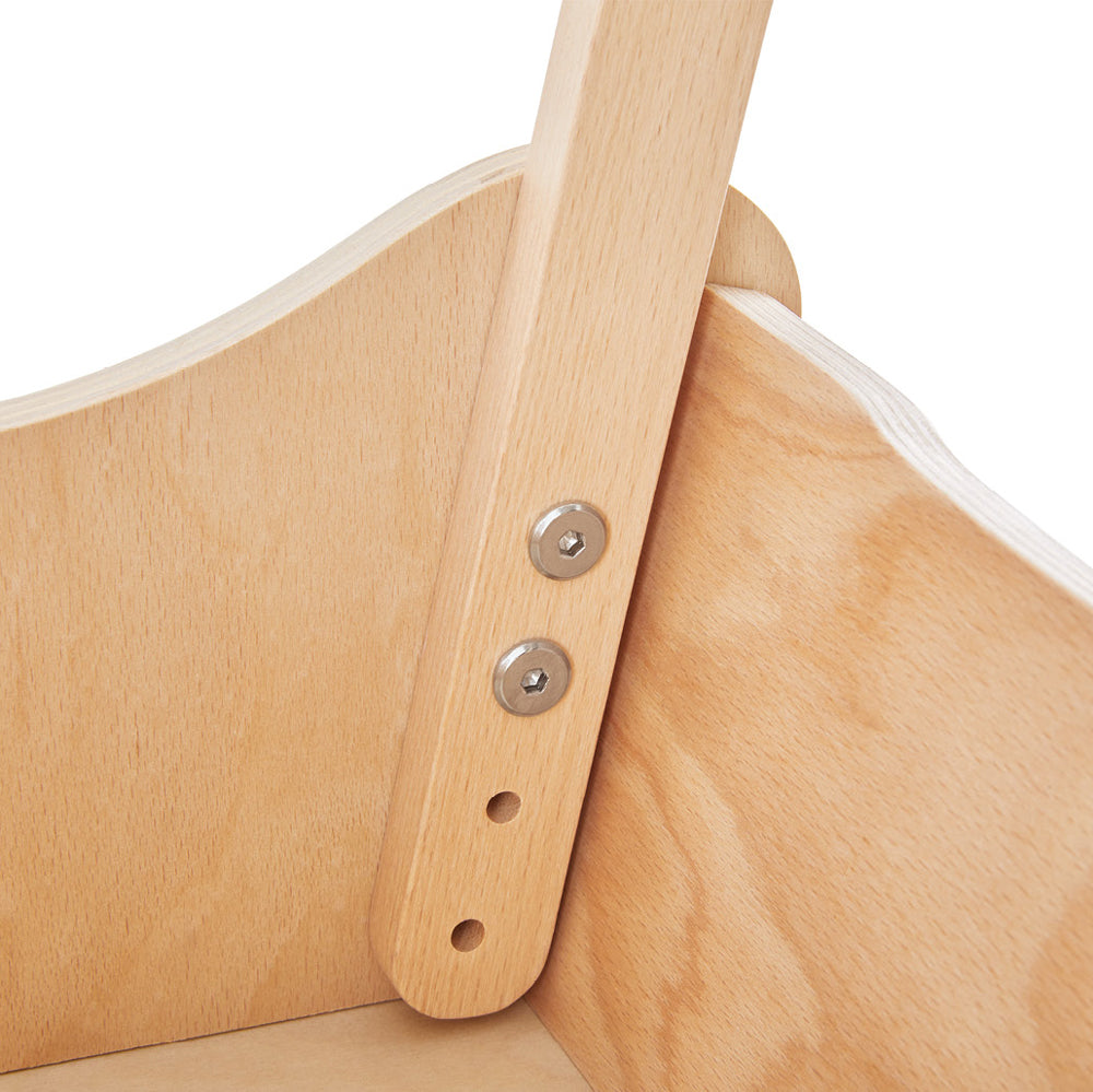 Nahaufnahme eines kindgerechten Holz-Lauflernwagens mit stabilem Bremssystem aus der Spielzeug & Spiele Kollektion.