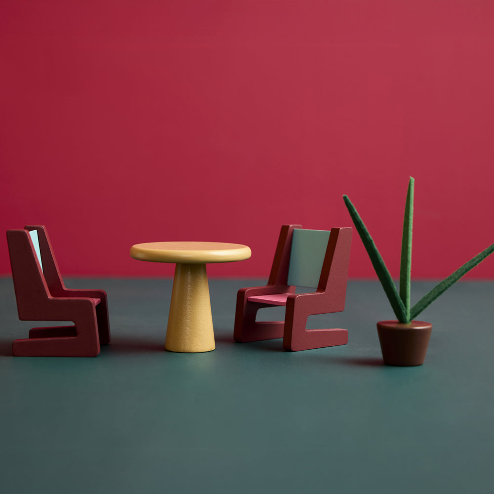 Holzmöbel-Set mit Tisch, zwei Stühlen und Topfpflanze für Puppenhaus aus Holz, ideal für Spielzeug & Spiele, Kinder und Geschenke.