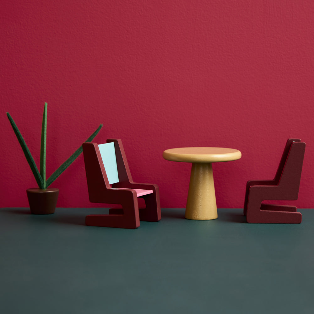 Miniatur Puppenhausmöbel Set mit zwei Stühlen, rundem Tisch und Pflanze, ideal für motorisches Holzspielzeug und Kinder Geschenke Sammlung