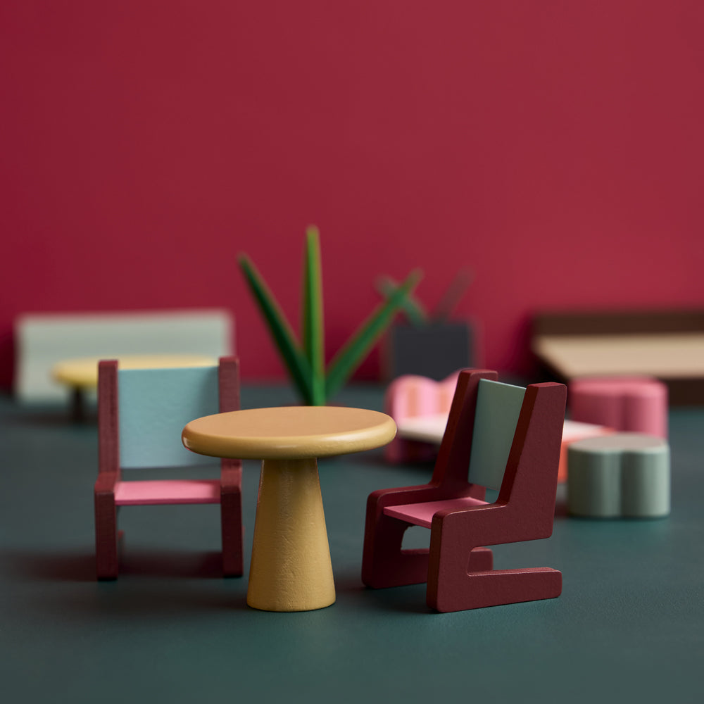 Holz-Puppenhausmöbel mit Tisch und Stühlen, Teil der Spielzeug & Spiele Kollektion für motorisches Lernen und kreatives Spielen.