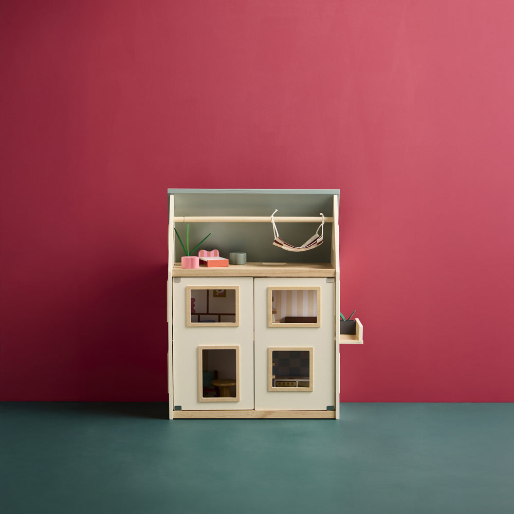 Puppenhaus aus Holz mit Möbeln und drei Ebenen, geeignet für Spielzeug & Spiele sowie Motorik- und Holzspielzeug für Kinder.