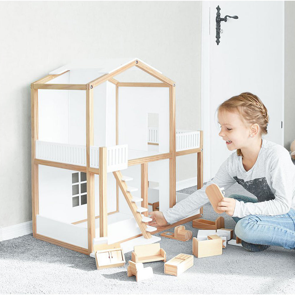 Kind spielt mit Puppenhaus aus Kiefernholz, 2 Etagen und Treppe aus der Kollektion Motorik- & Holzspielzeug für Kinder.