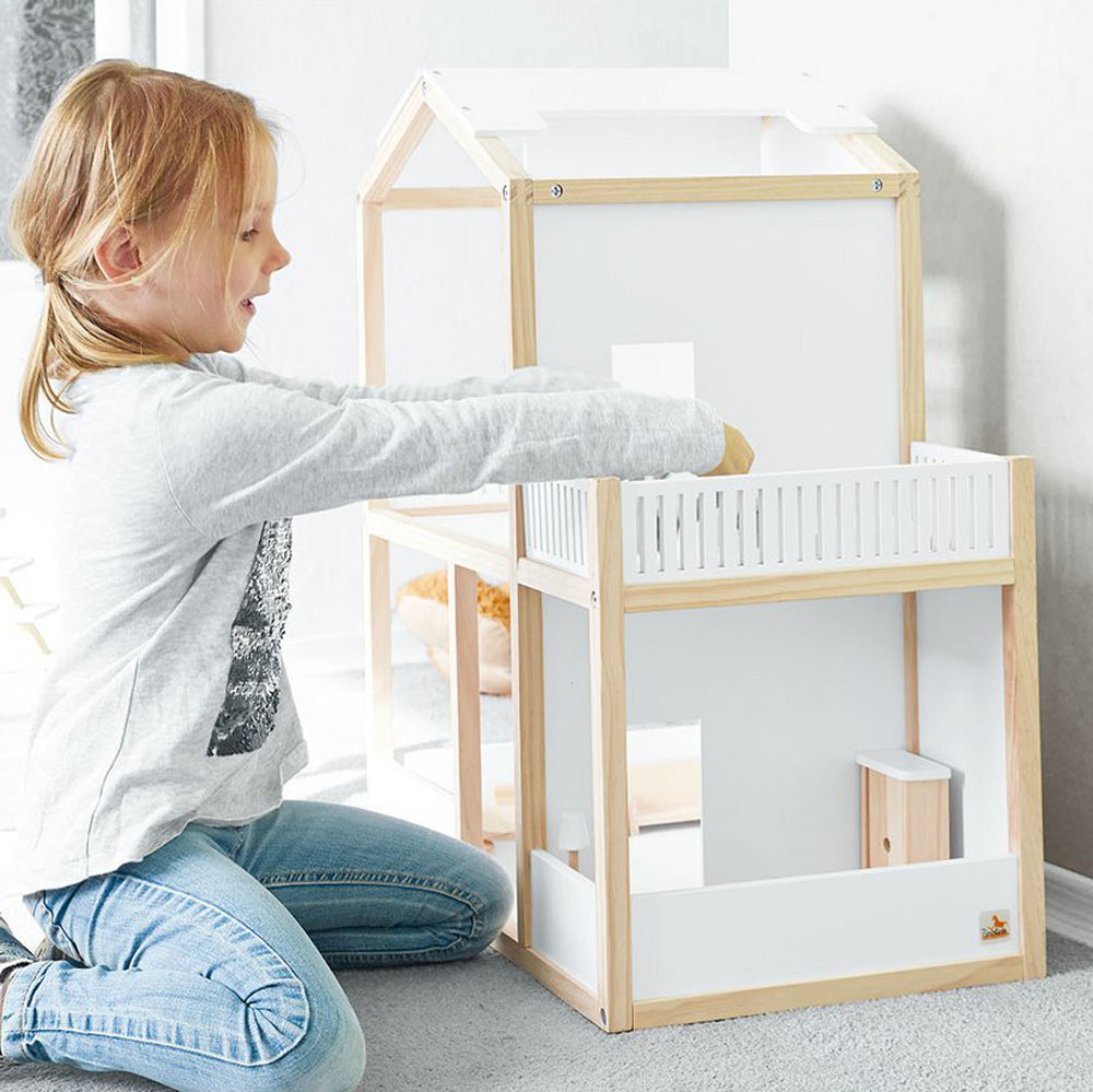 Kind spielt mit Puppenhaus aus Kiefernholz, 2 Etagen und Treppe, ideal für Spielzeug & Spiele und Holzspielzeug Sammlung.