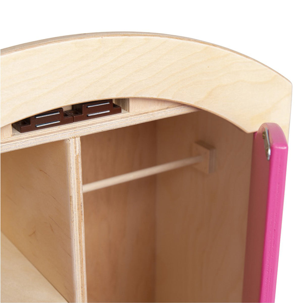 Nahaufnahme des inneren Bereichs eines pinken Puppen-Kleiderschranks aus Holz, Spielzeug & Spiele, Neu.