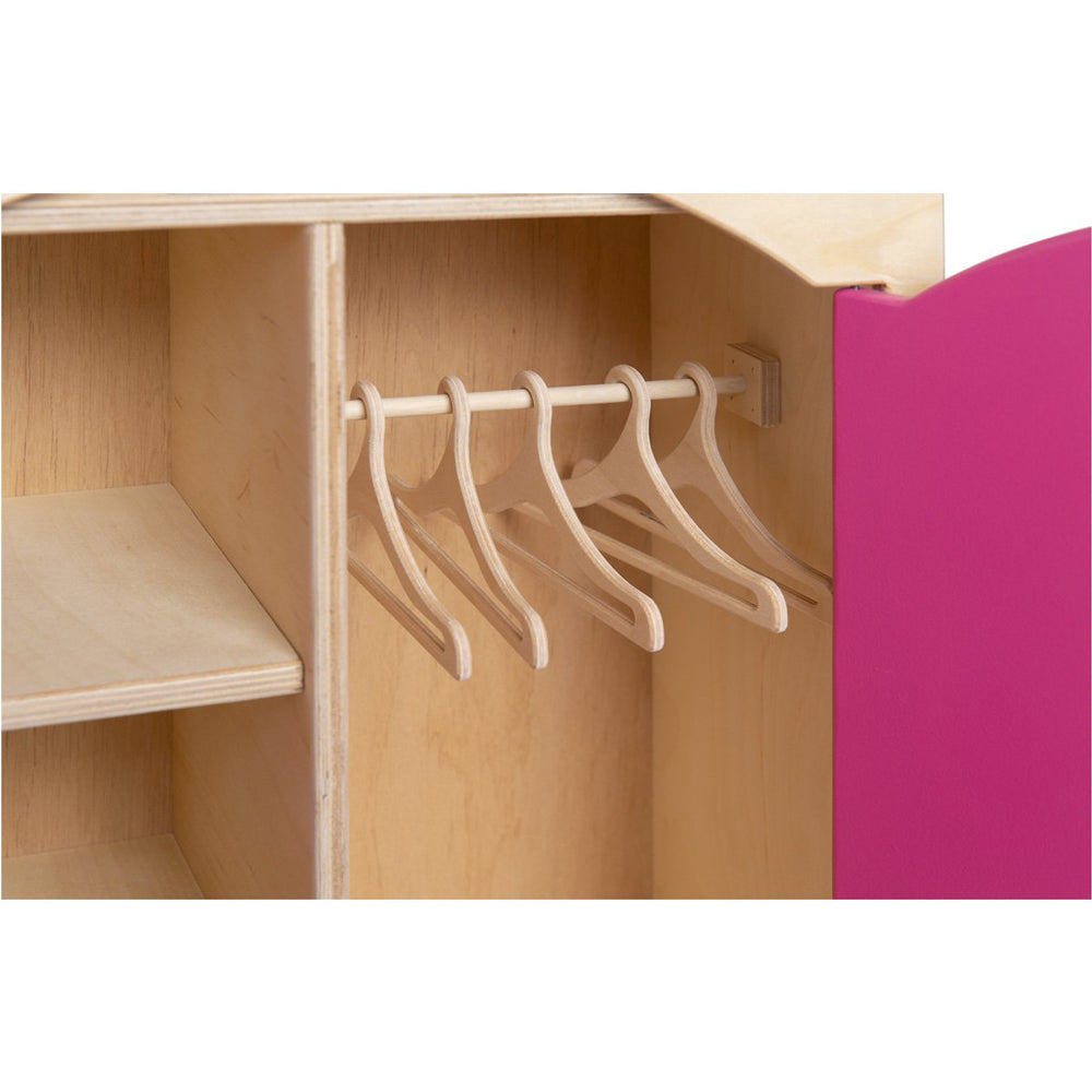 Kinderfreundlicher Puppen-Kleiderschrank aus Holz mit pinker Tür, Regalen und Mini-Kleiderbügeln aus der Spielzeug & Spiele Neu Kollektion.