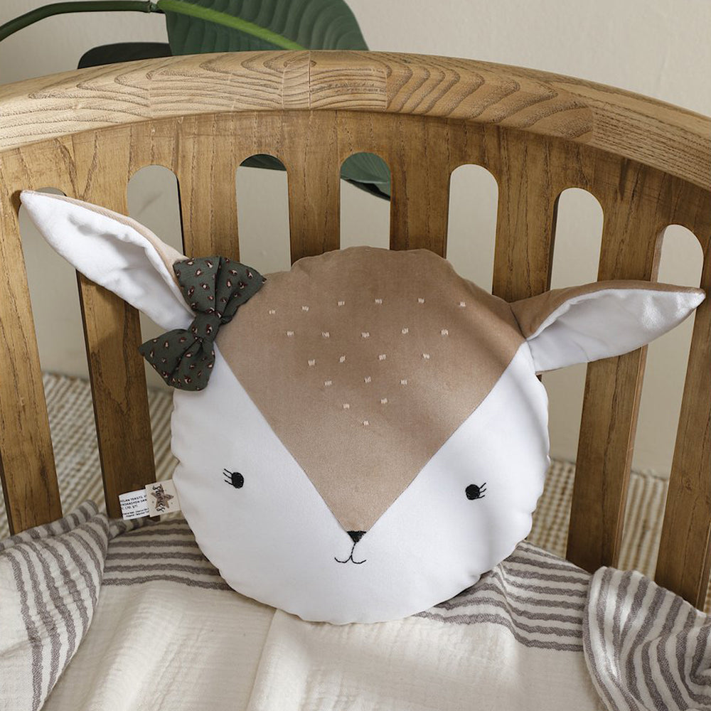 Rehkitz Kissen aus Samt mit Schleife, ideal für Kinderzimmer Textilien und Wald Themenwelt, weich und handgefertigt zum Kuscheln.