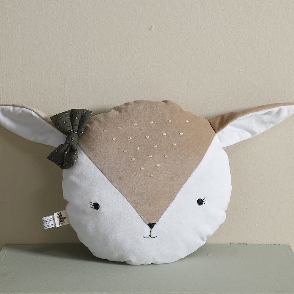 Kuscheliges Rehkitz-Kissen aus Samt für Kinderzimmer, Wald Themenwelt, sanfte Textilien für Kinder, mit handgestickten Details und Schleife.