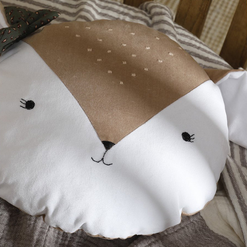 Rehkitz Bambi Kissen aus Samtstoff in Naturtönen, weiches Textil für Kinderzimmer mit Wald-Themenwelt, handgefertigt und antiallergisch gefüllt.