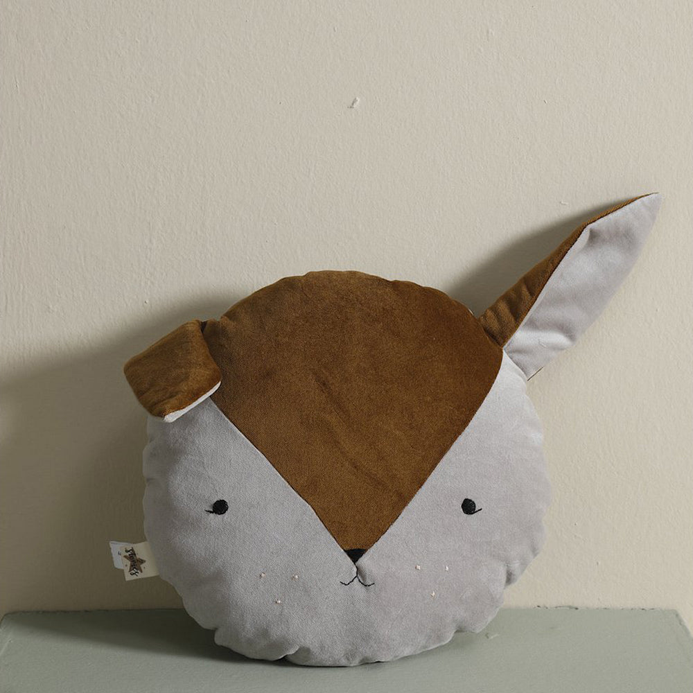 Rundes Kissen Rehkitz aus Samtstoff in Braun und Weiß, kuscheliges Textil für Kinderzimmer in Wald Themenwelt, handgefertigt und weich gefüllt.