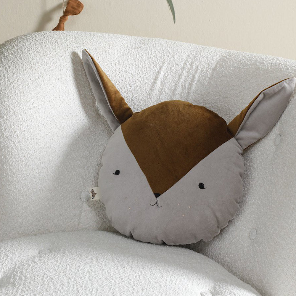 Weiches Rehkitz Junge Kissen aus Samtstoff in Braun und Weiß, ideal für Kinderzimmer Textilien und Wald Themenwelt Dekoration.