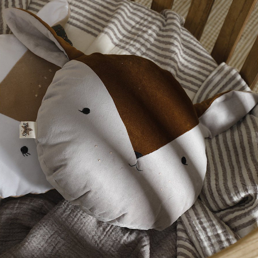 Weiches Rehkitz Kissen aus Samtstoff, handgefertigt, ideales Textil fürs Kinderzimmer, Teil der Wald Themenwelt, kuschelig und dekorativ.