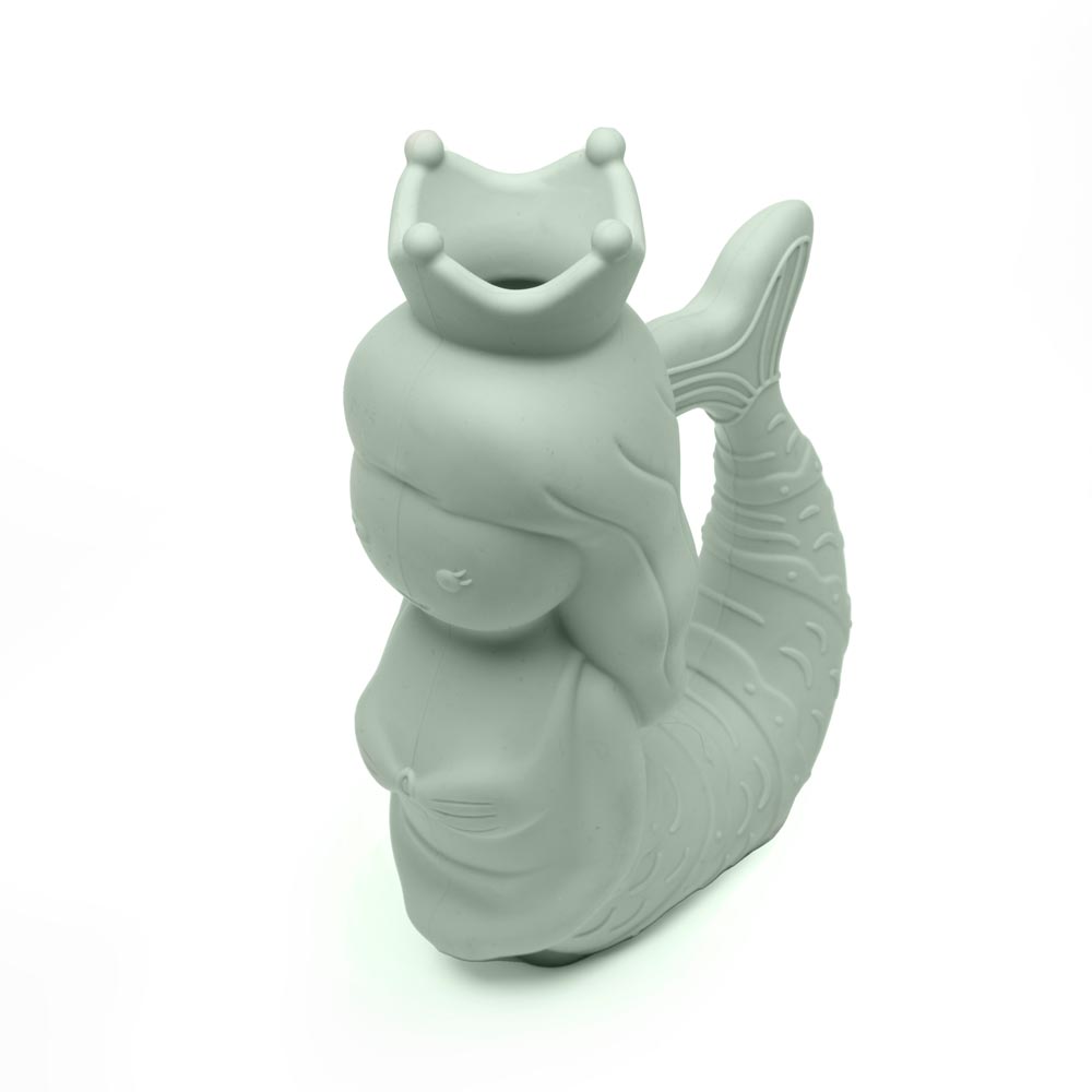 Gießkanne Meerjungfrau Sand- & Wasserspielzeug aus Silikon in Salbei, ergonomisch und perfekt für Kinder ab 1 Jahr.