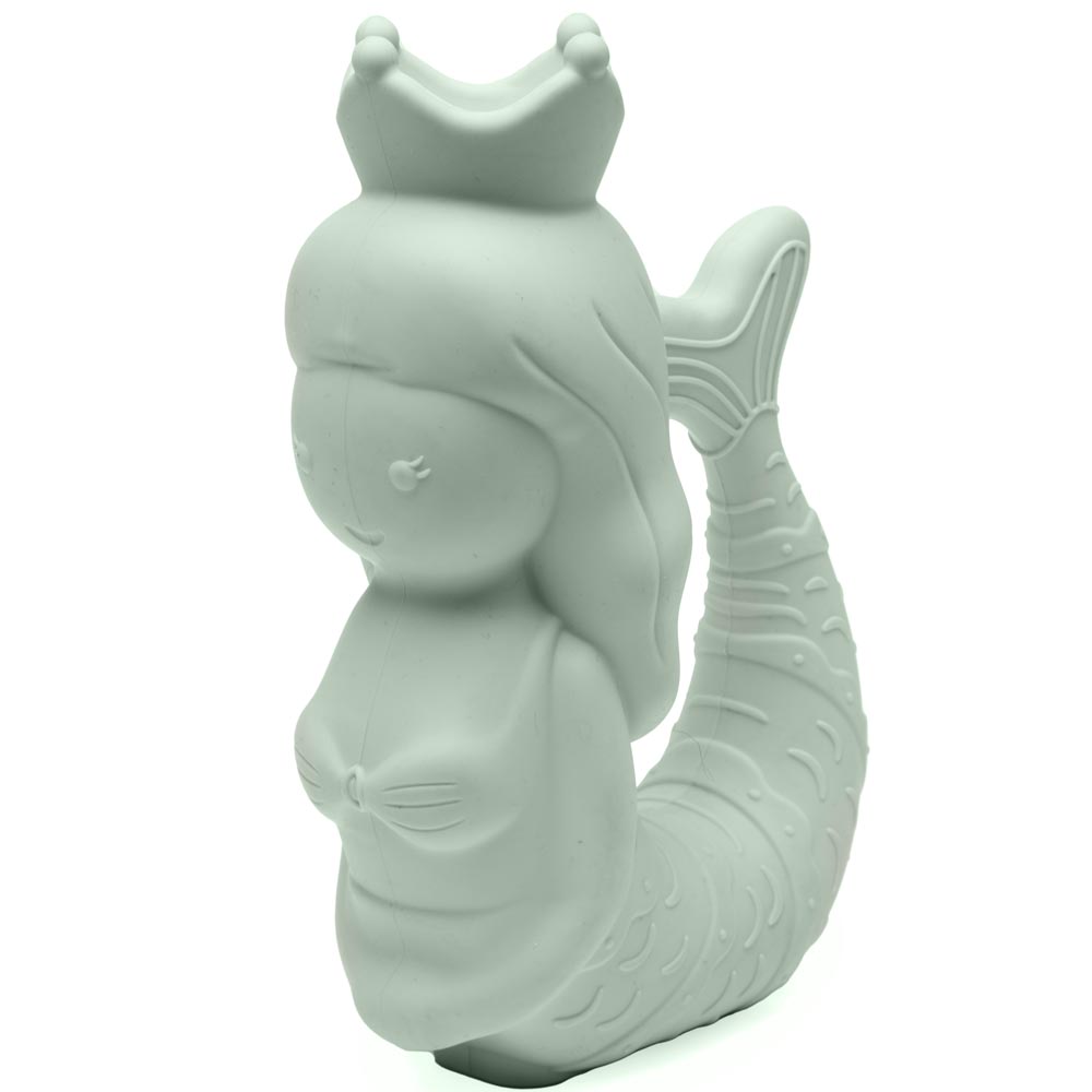 Gießkanne Meerjungfrau Sand- & Wasserspielzeug aus Silikon in Salbei, ergonomisch und perfekt für kleine Hände.