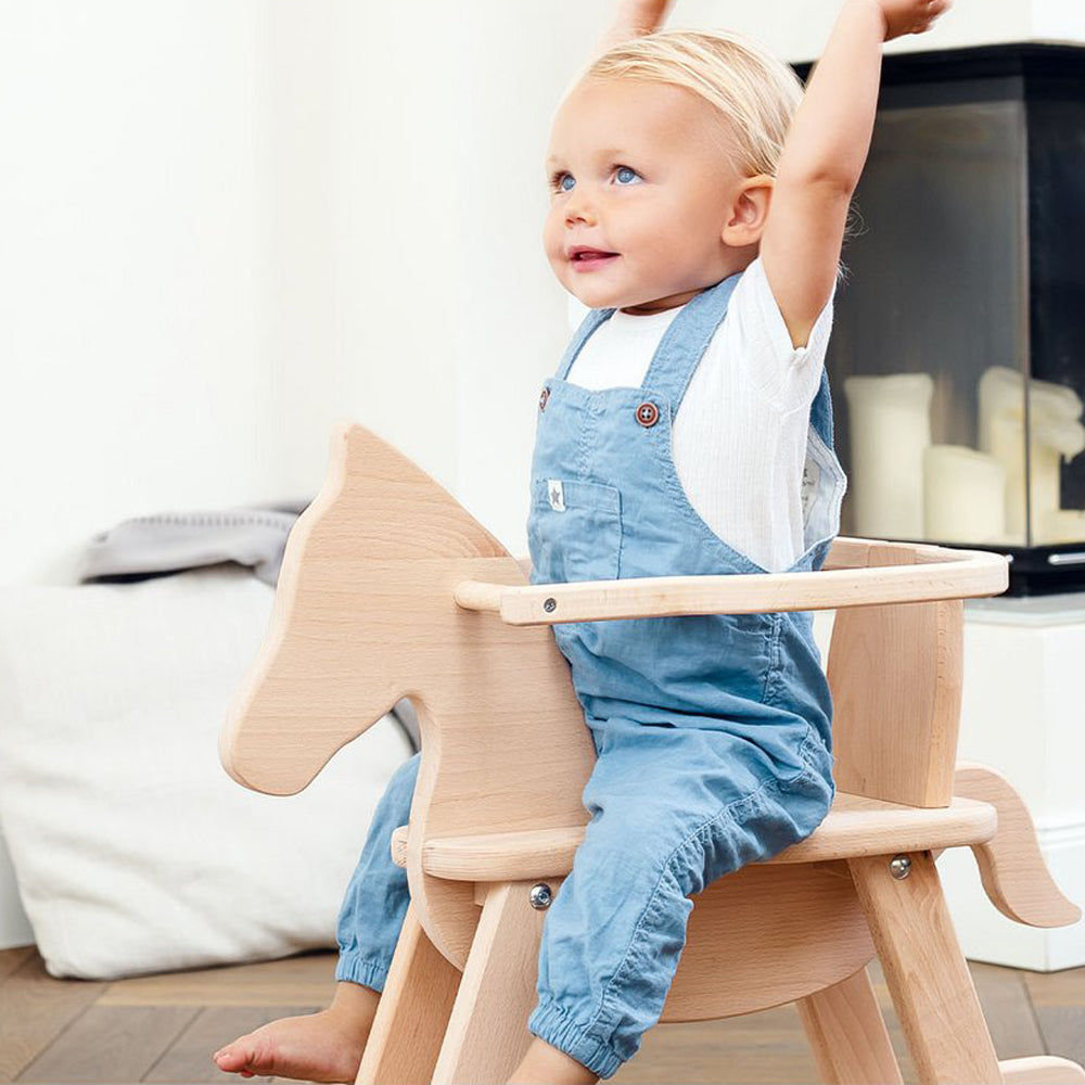 Kind auf Holzschaukelpferd mit Sicherheitsbügel sitzend, Spielzeug & Spiele, Fahr- Wipp- & Schaukelspielzeug für Kinder im Zimmer