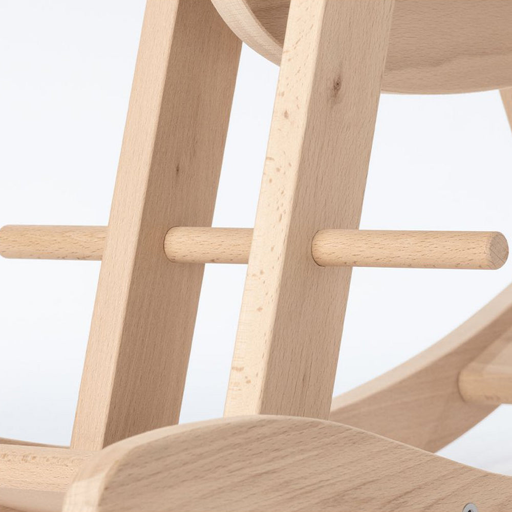 Nahaufnahme eines natürlichen Schaukelpferds aus Holz mit sicherem Bügel, ideal für Spielzeug & Spiele und Fahr- & Wippspielzeug.