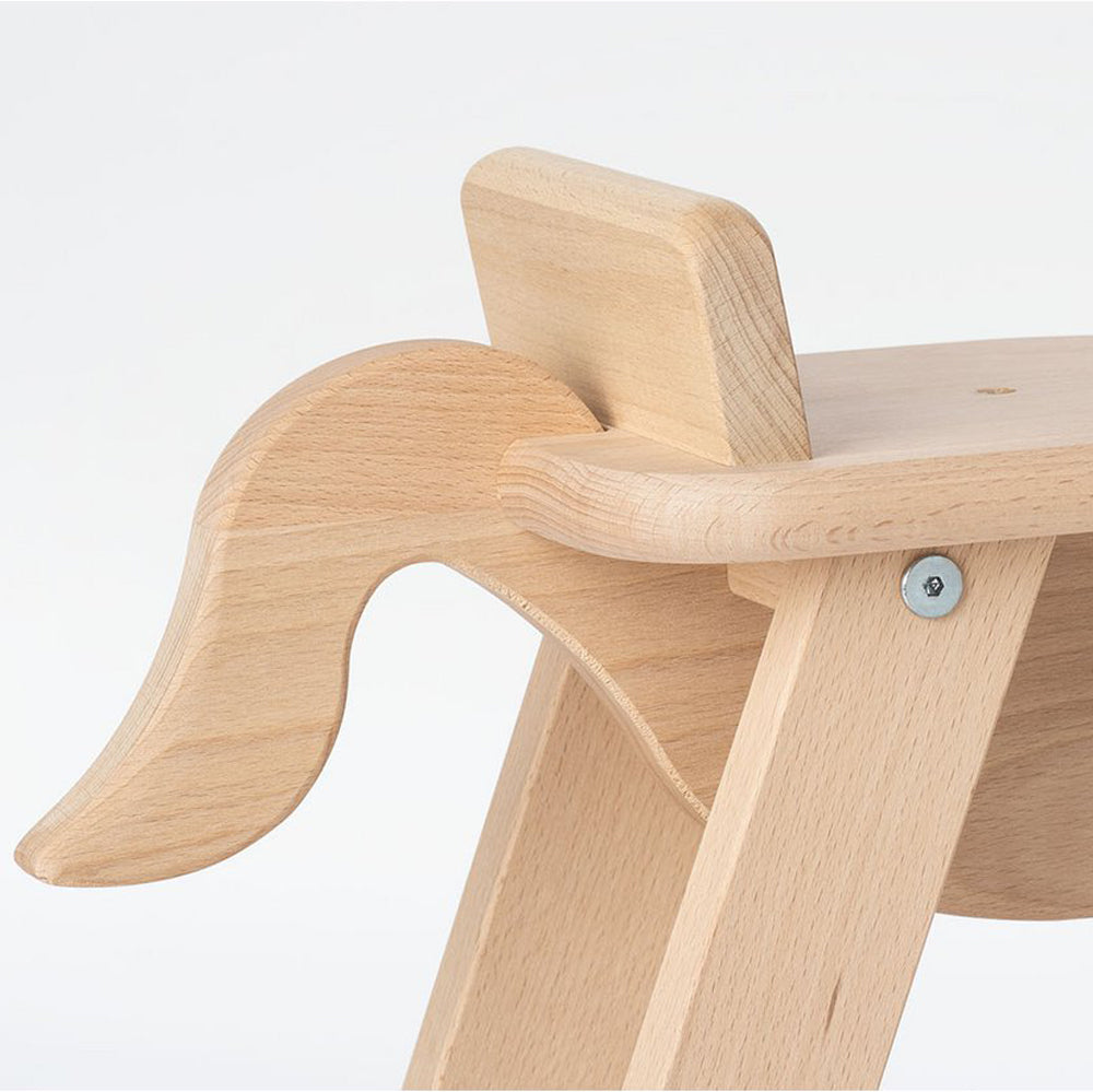 Detailaufnahme eines Holz-Schaukelpferds mit Sicherheitsbügel aus der Kollektion Fahr, Wipp- & Schaukelspielzeug für Kinder.