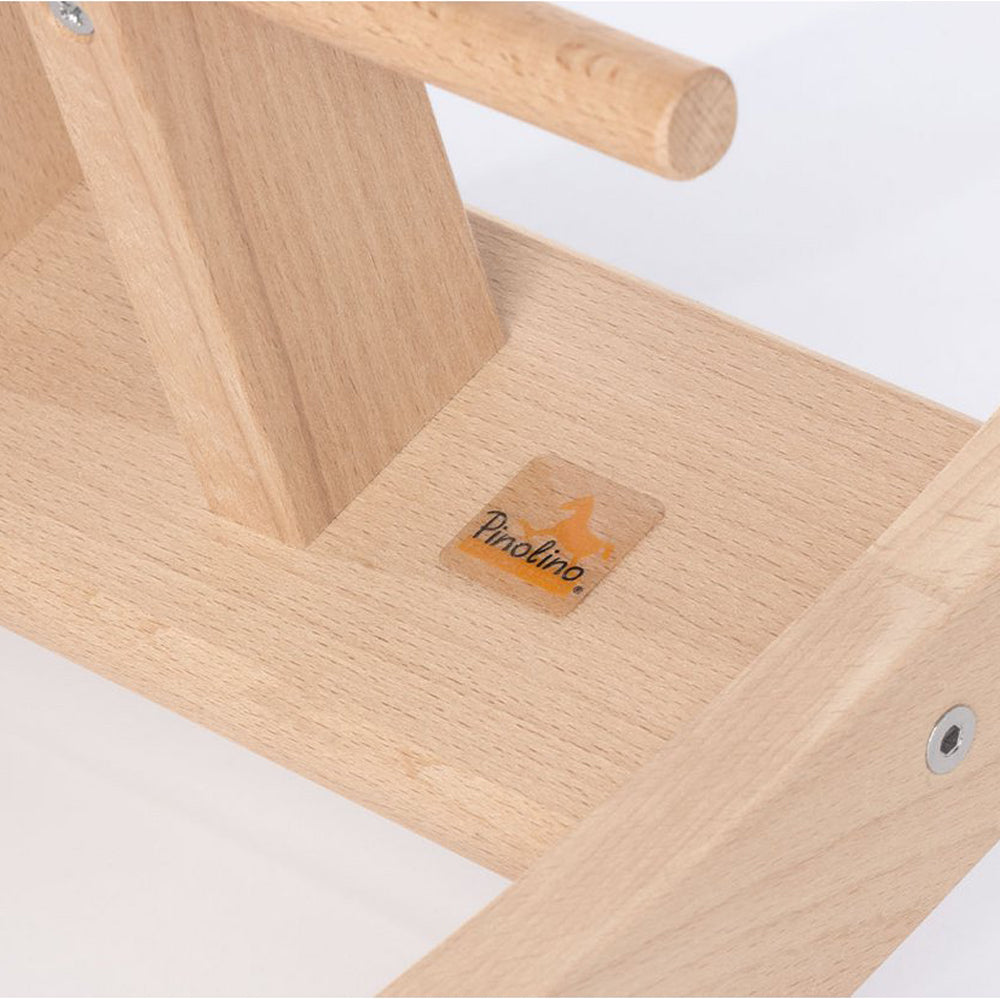 Detailaufnahme eines Schaukelpferds aus Holz mit Sicherheitsbügel aus der Kollektion Spielzeug & Spiele für Kinder.