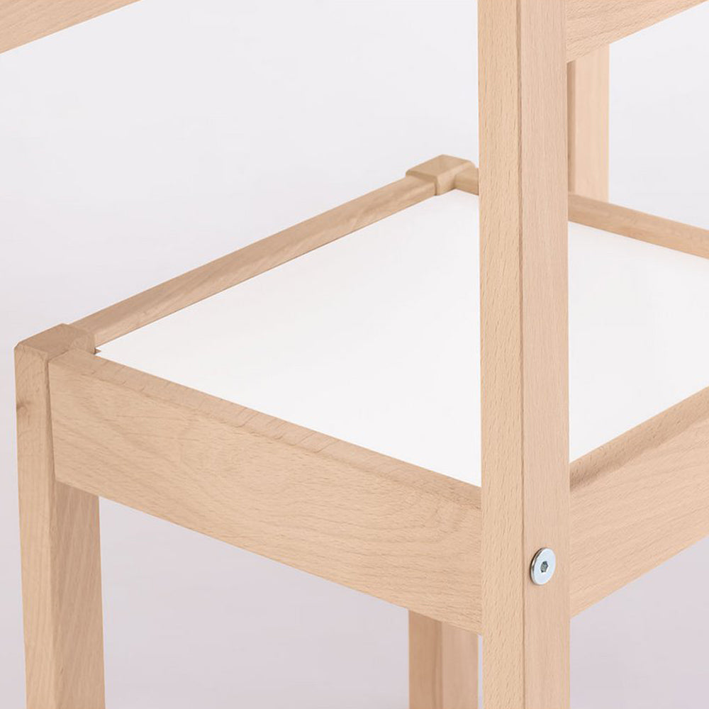 Holzstuhl aus der Kollektion Sitzmöbel für Kinder, Teil des 3-teiligen Kindertischsets mit stabilem Rahmen und klarer Verarbeitung.