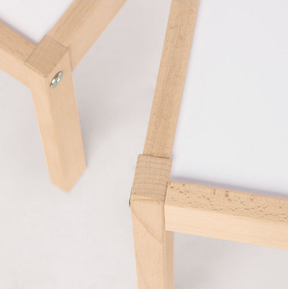 Nahaufnahme der stabilen Holzverbindungen eines dreiteiligen Sitzsets aus der Kollektion Tische und Sitzmöbel für Kinder