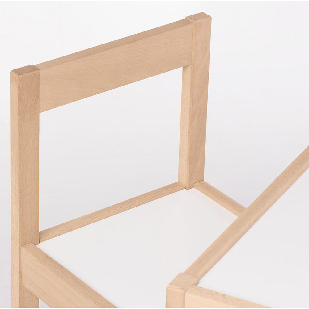 Kindertisch mit zwei Stühlen aus Holz, Teil der Kollektion Tische für Kinder und Sitzmöbel für Kinder.