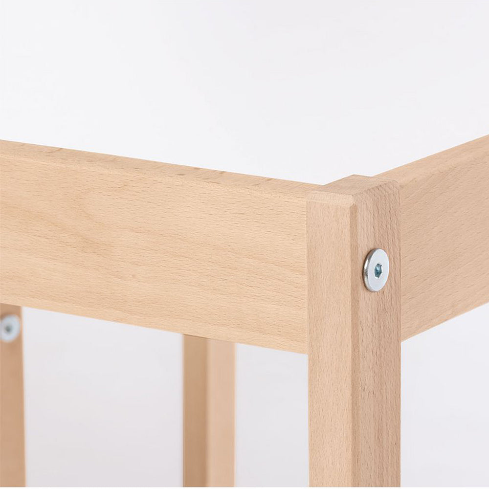 Nahaufnahme eines stabilen Holztisches für Kinder aus der Kollektion Tische für Kinder und Sitzmöbel für Kinder.