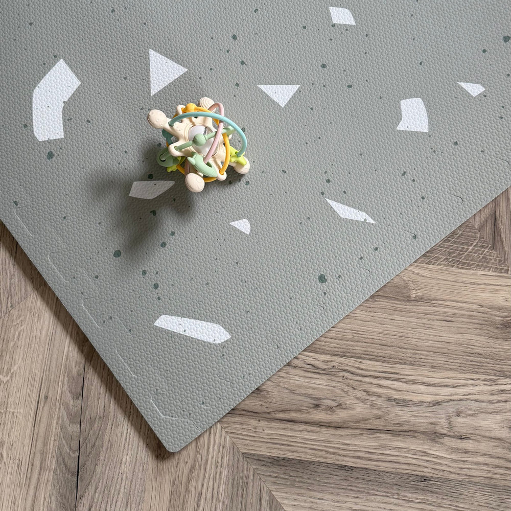 Spiel- & Puzzlematte 120x180 cm in Salbei Terrazzo Design, perfekt für Spielzeug & Spiele und Spiel- & Bodenmatten Kinderzimmer.