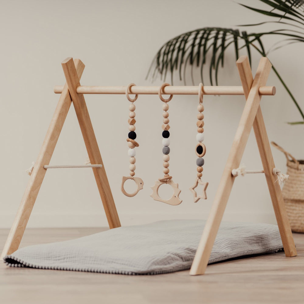 Spielbogen Babygym aus Holz mit drei hängenden Spielzeugen, ideal für Spielzeug & Spiele sowie Baby Accessoires und Geschenke.
