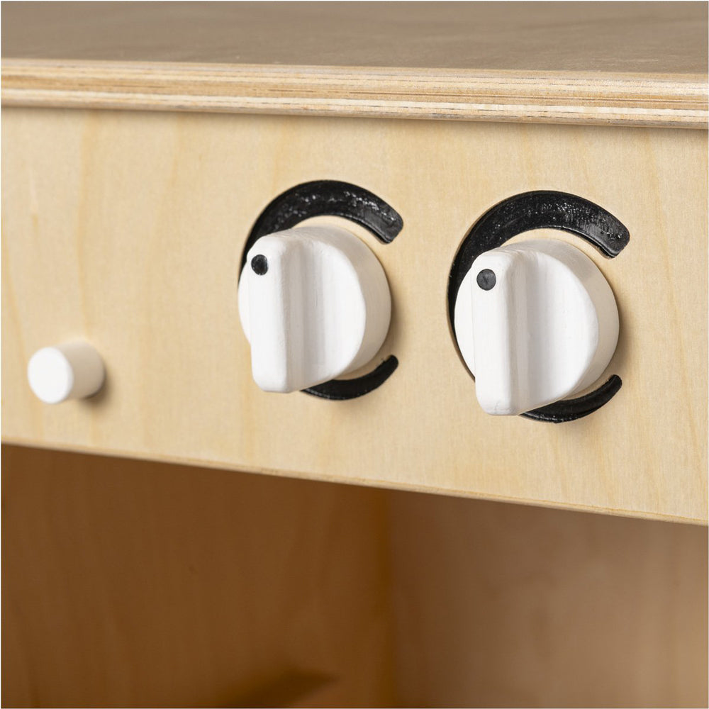 Nahaufnahme von weißen Drehknöpfen an einem hochwertigen Holz-Spielgeschirrspüler aus der Kinderküchen & Zubehör Kollektion.