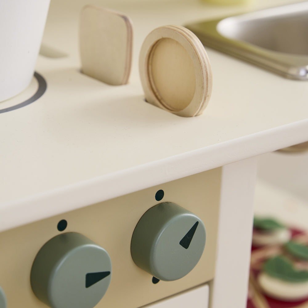 Nahaufnahme von Holzspielküche weiß mit Zubehör, drehbaren grünen Knöpfen, ideal für Kinderküchen & Zubehör in Spielzeug & Spiele Neuheiten Sale.
