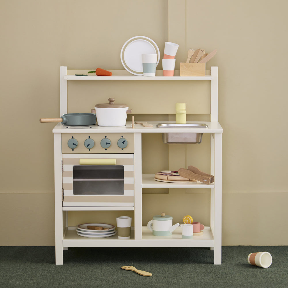 Spielküche aus Holz in Weiß mit Zubehör wie Töpfen, Tellern und Küchenutensilien aus der Kinderküchen & Zubehör Kollektion.