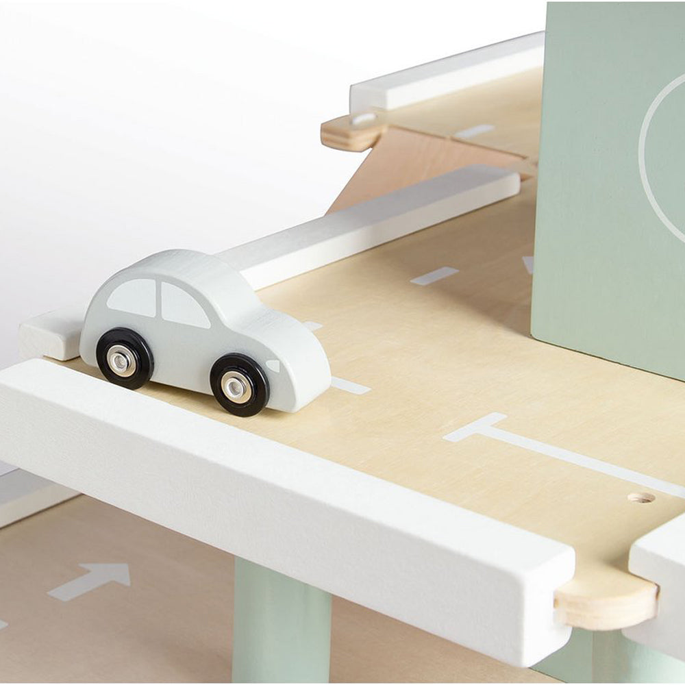 Holzspielzeug Auto auf Parkplatz des Spielparkhauses, Teil der Kollektionen Fahrzeuge & Transport Themenwelt und Motorik- & Holzspielzeug