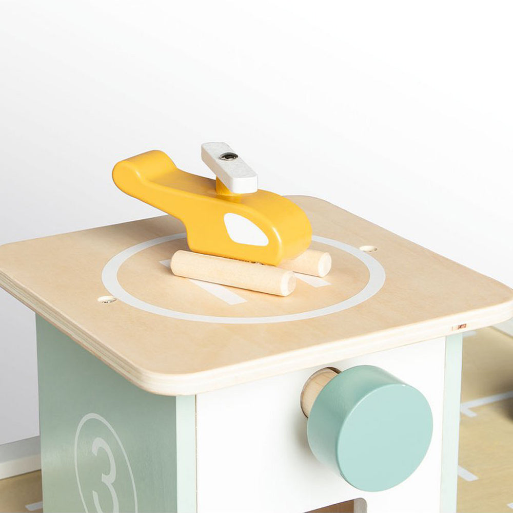 Gelbes Holzspielzeug-Hubschrauber auf Spielparkhaus aus Holz, Teil der Sammlung Fahrzeuge & Transport für Kinder Spielzeug & Spiele Neuheiten Motorikspielzeug