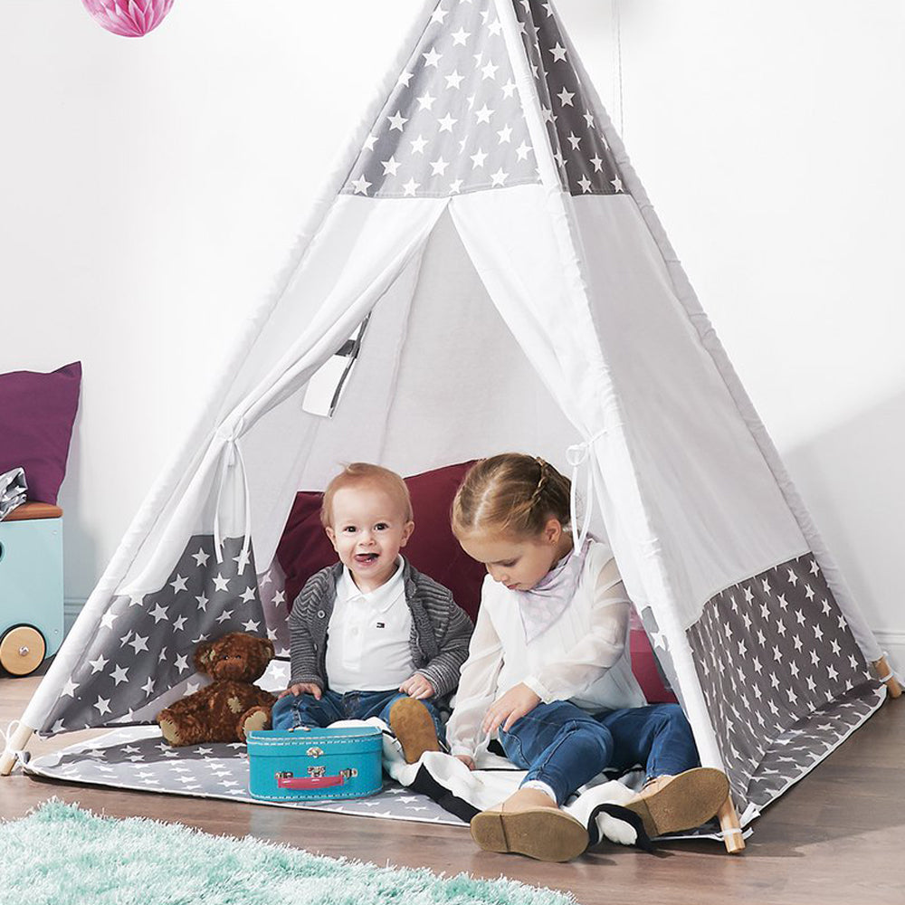 Kinder spielen glücklich in einem Spielzelt-Set Tipi mit Bodenmatte aus der Zirkus Themenwelt Sammlung Geschenke.